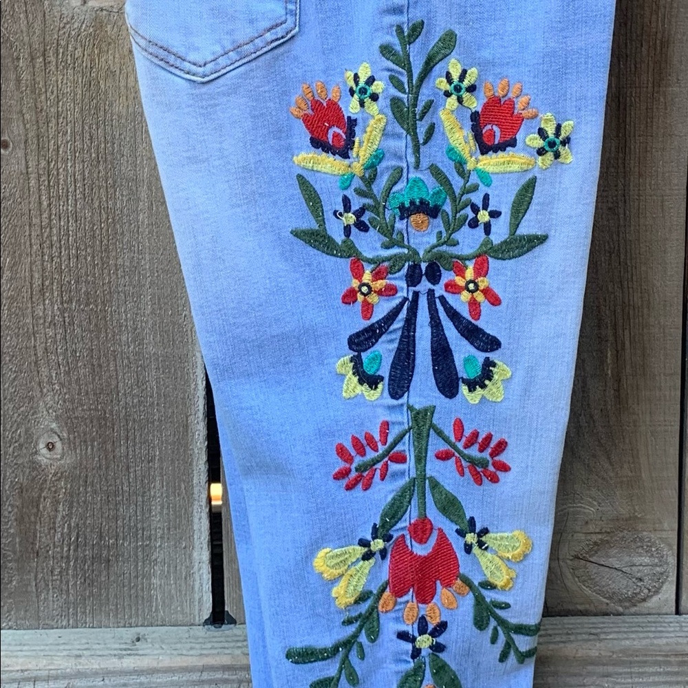 Cute Embroidered Cropped Jeans